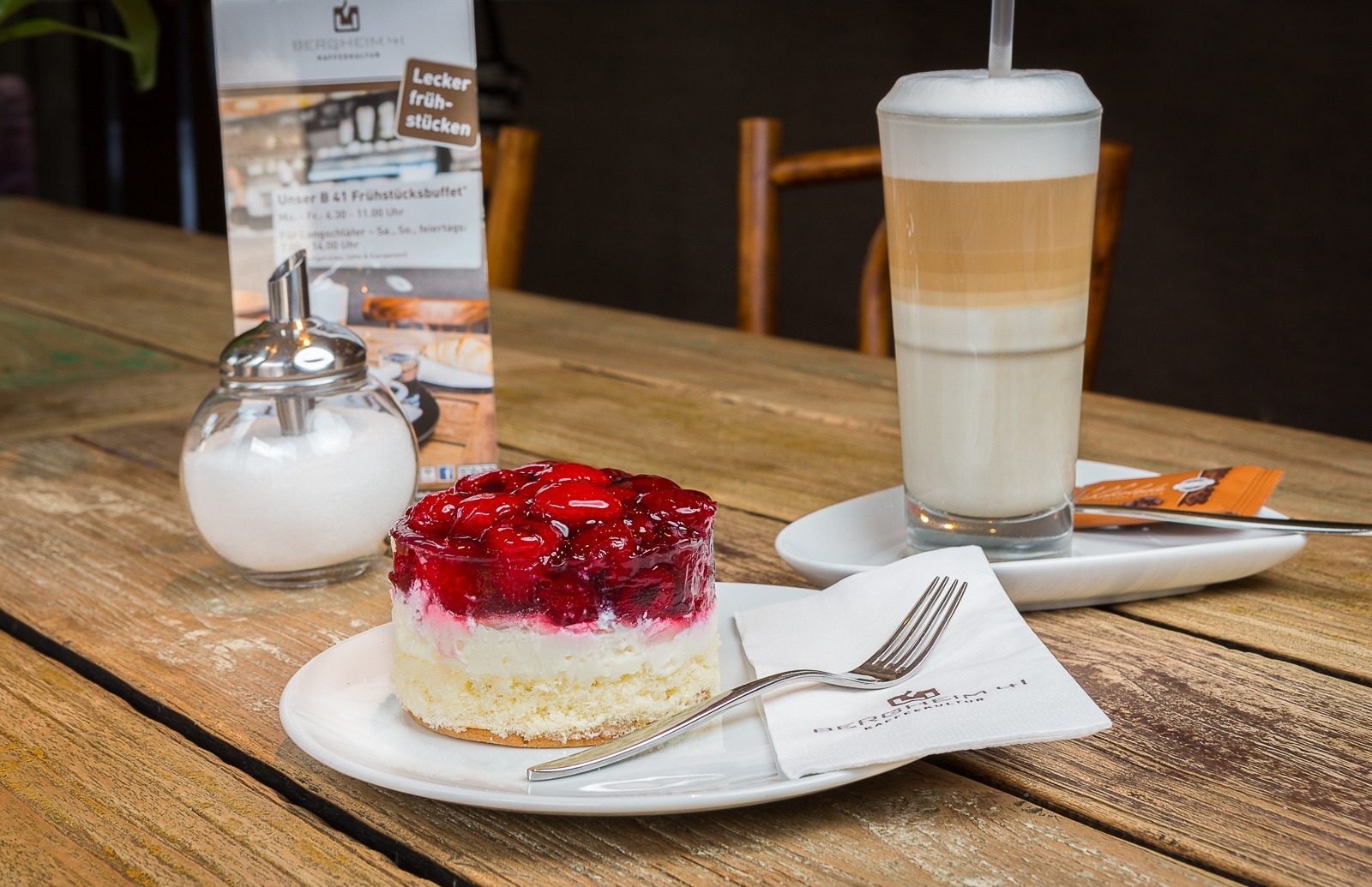 Kuchen und Kaffee auf dem Tisch