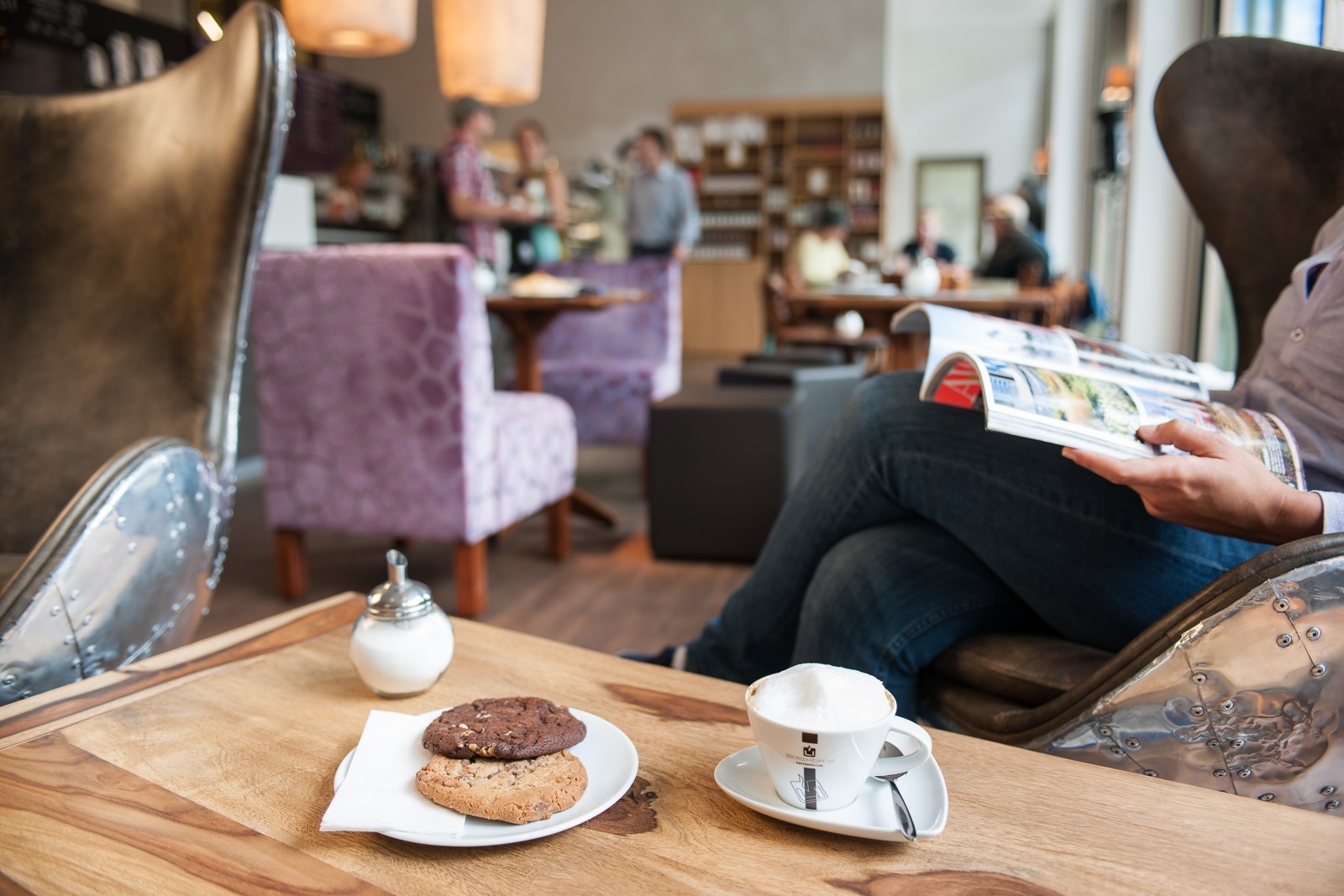 Kekse und Kaffee auf dem Tisch in der Kaffekultur